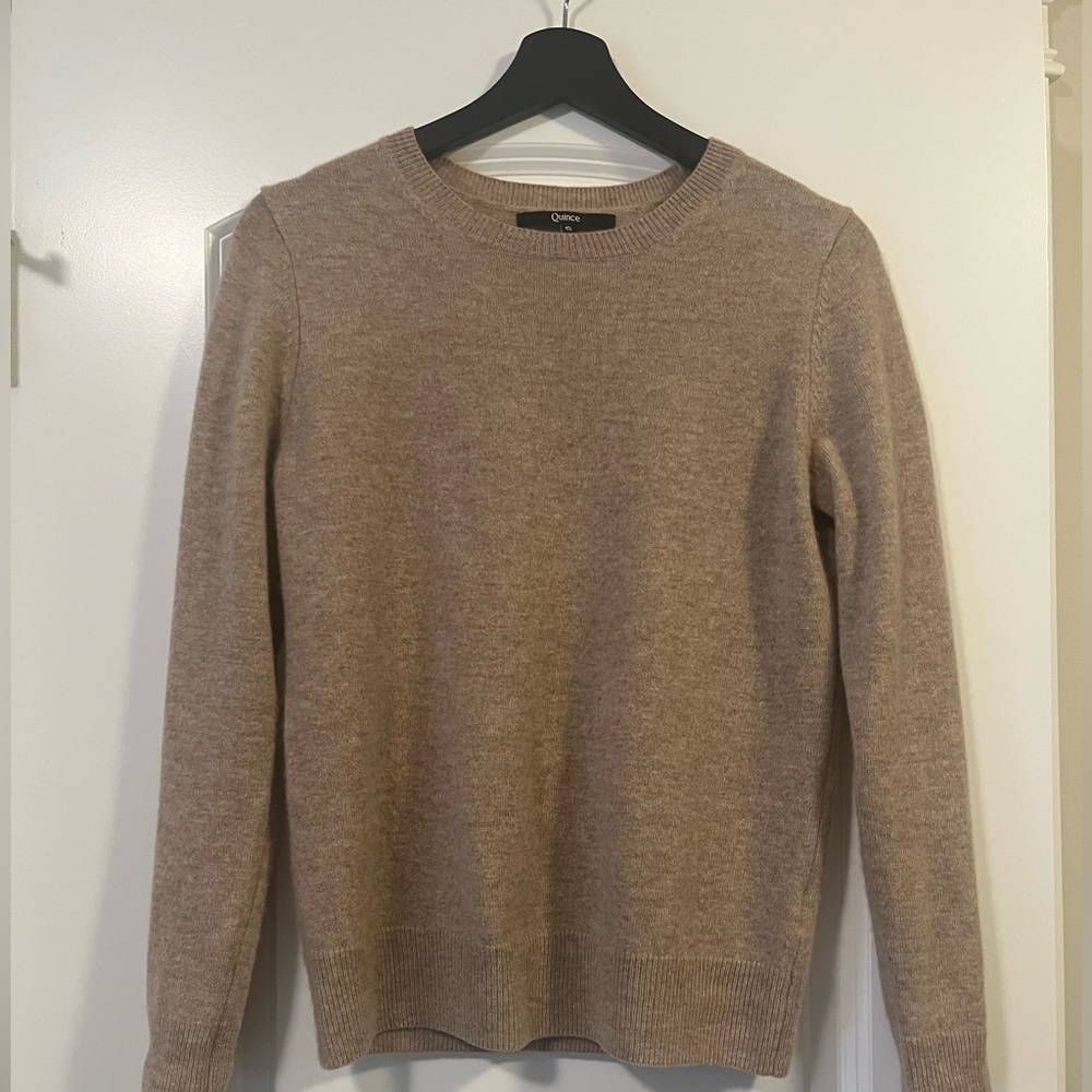 Quince Mongolian Cashmere Crewneck Sweater is oatmeal size small. EUC